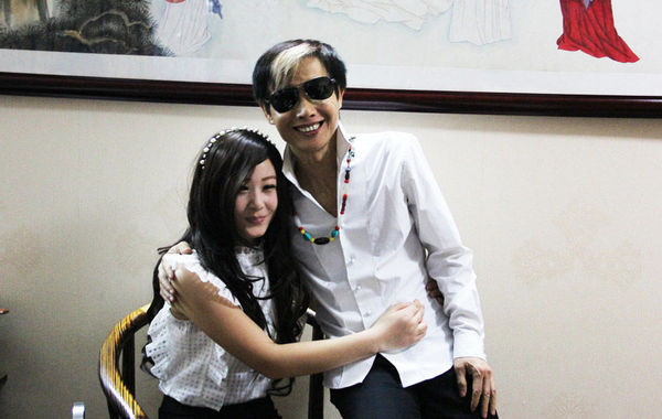 近日，55歲的鄧建國(guó)攜新女友恩愛(ài)現(xiàn)身，不但大曬甜蜜私密生活照，還在人前勾肩搭背大秀恩愛(ài)。