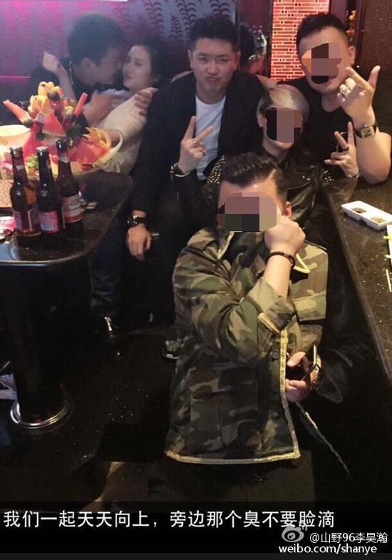 田源朋友辟謠稱左側(cè)抱著女子親吻的是田源的發(fā)小，女子的男友。