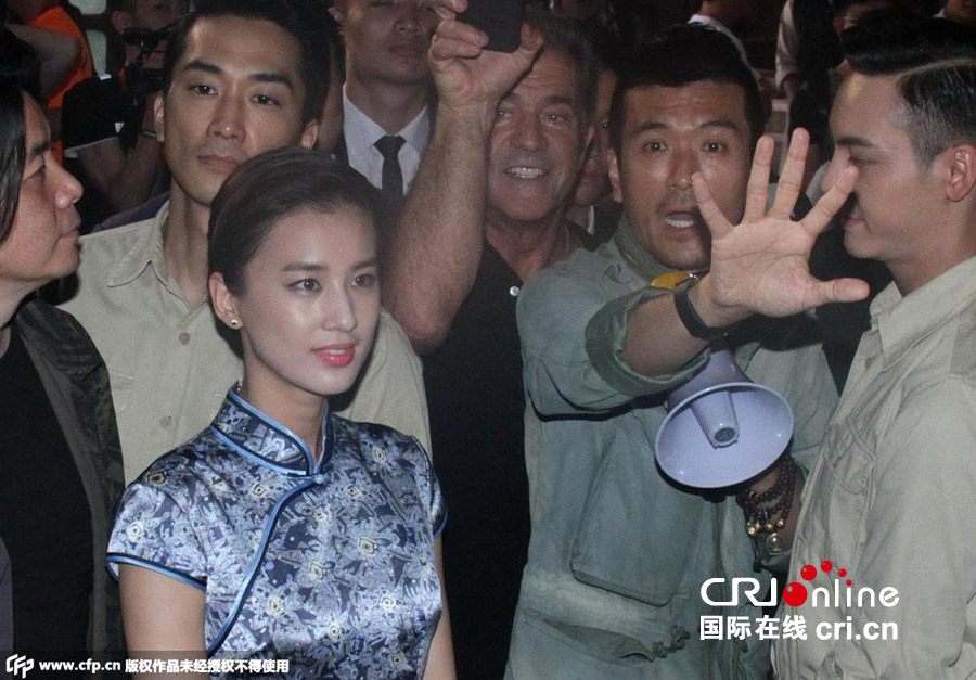 黃圣依楊子首次公開(kāi)合體不避嫌 黃圣依穿旗袍扮嫻淑