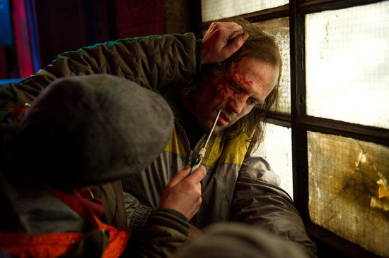 街頭圍毆，硬漢被困