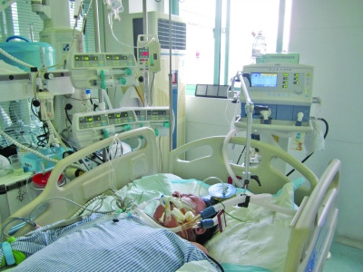 每天愛豪飲的廚師把自己喝成“牛奶血”了。