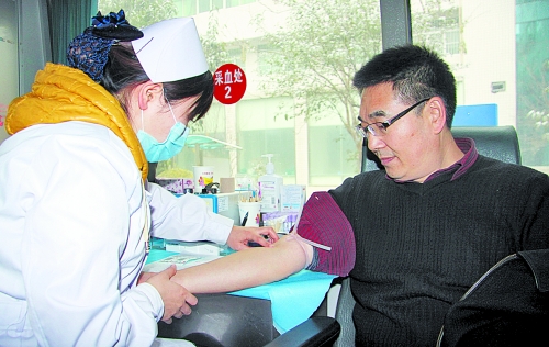 雪地里，百余名醫(yī)護(hù)人員獻(xiàn)血救急