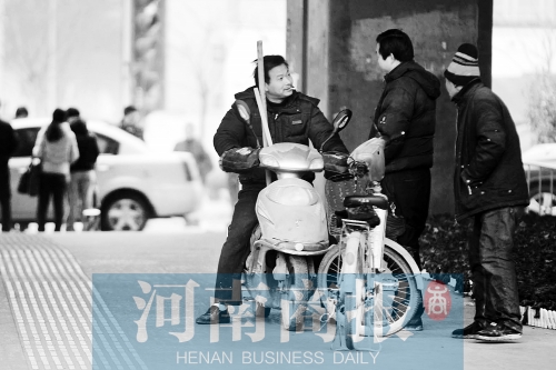 想讓農(nóng)民工安定下來，城市要給他們相應的福利待遇，還有家的感覺