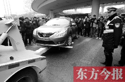 摘了車(chē)牌亂停車(chē) 車(chē)拖走駕照扣完12分