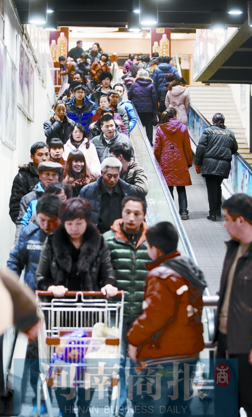 春節(jié)期間，鄭州各商超人流如織