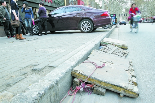 看車人制作的斜木板，引司機(jī)停車