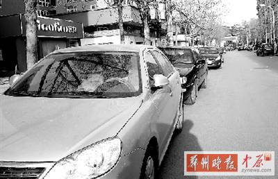 友愛路，路邊停了一排車，本來不寬的路就變得更窄了。