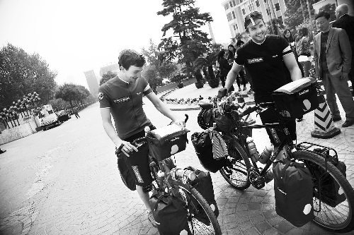 他們說，希望唇腭裂患兒能開口微笑 邱曉峰/圖