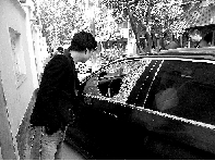 有個人晃了一圈后，寶馬、現(xiàn)代、越野的車窗都“長”出大窟窿