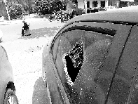 有個人晃了一圈后，寶馬、現(xiàn)代、越野的車窗都“長”出大窟窿