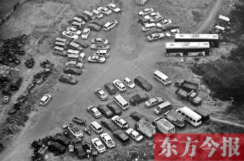 鄭州市一違章車輛處理停車場(chǎng)中包含一些報(bào)廢車輛