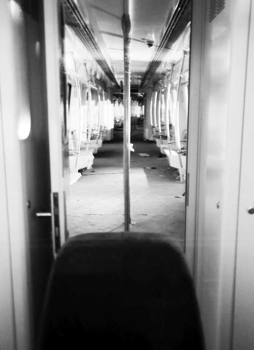 透過(guò)擋風(fēng)玻璃，依稀能看到車(chē)廂內(nèi)的樣子