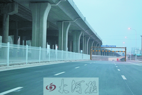 下穿隧道限高3米，不影響公交車通行。