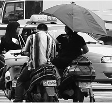 昨日，鄭州市鄭州花園路與農(nóng)業(yè)路交叉口，電動(dòng)車(chē)裝傘埋下安全隱患