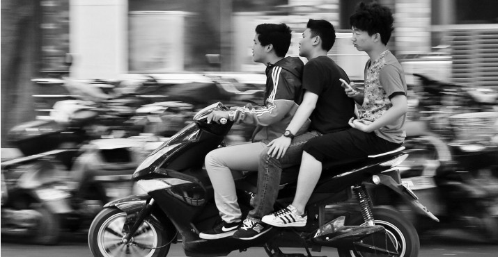 昨日，鄭州經(jīng)五路與豐產(chǎn)路交叉口電動(dòng)車(chē)超載