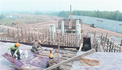 中原西路西南繞城高速公路互通式立交項目已完成總工程量的35%。