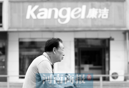 　這一切，將會給康潔公司、加盟商，乃至鄭州洗衣行業(yè)，帶來什么？ 記者 趙卓/攝