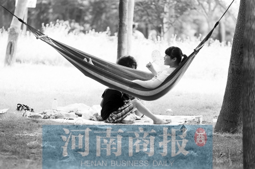 天又熱了起來，外出游玩，記得防曬哦 記者 趙卓/攝　