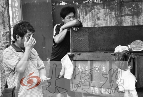 　拿著錢，陳小立感動(dòng)得哭了。