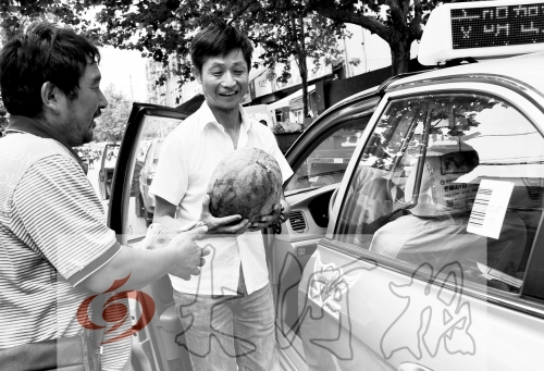 　　的哥將一天的運(yùn)營(yíng)收入捐給陳小立，陳小立送瓜感謝。