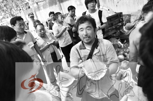 為了表示感謝，陳小立切西瓜分給大家吃。