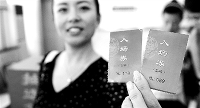 本報(bào)記者抽出的兩名消費(fèi)者代表。