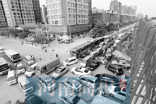 路口四個方向直行、左轉(zhuǎn)交織，車輛相互抵頭，無法正常通行