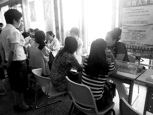 招聘會(huì)，導(dǎo)師團(tuán)正與大學(xué)生面對面交談。