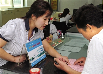 一位男士在金水區(qū)房管局辦事窗口詢問公租房申請手續(xù)如何辦理。