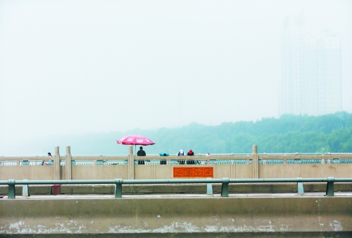 　洛陽橋上看遠(yuǎn)處的建筑時(shí)隱時(shí)現(xiàn)