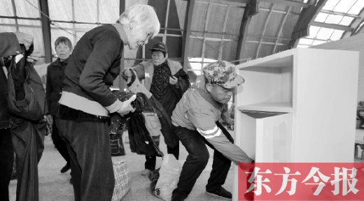 　11月5日，孫德坤把棉衣送到今報(bào)的一處“愛有所衣”站點(diǎn)