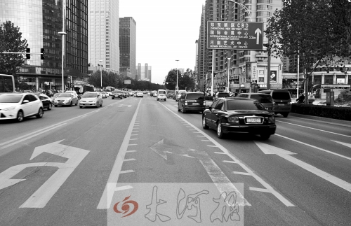 這條畫有多條短斜線的車道就是可變車道，視車流量大小而定，直行車輛多時(shí)它是一個(gè)直行車道，左轉(zhuǎn)車輛多時(shí)它