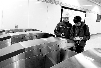 昨天上午，體育中心站，工作人員正在對(duì)進(jìn)出站閘機(jī)進(jìn)行調(diào)試。