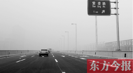 昨天上午，東方今報(bào)記者跟隨鄭州市交巡警部門(mén)，提前探路已具備通車條件的鄭州市三環(huán)快速路