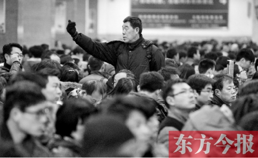 一場雨夾雪讓鄭州火車站的客流又增加了不少。昨天，售票大廳內(nèi)排隊(duì)購票的旅客摩肩接踵