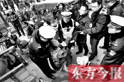 面對要暫扣的非機(jī)動(dòng)車，看車人急了