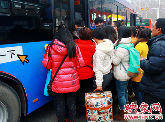 鄭州市金水路紫荊山公交樞紐站又現(xiàn)火爆場(chǎng)面。