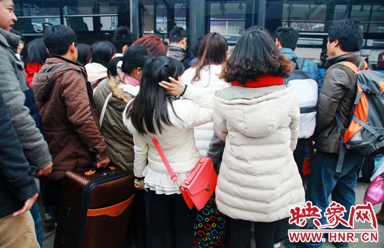 金水路紫荊山公交樞紐站牌處經(jīng)常是人頭攢動(dòng)。