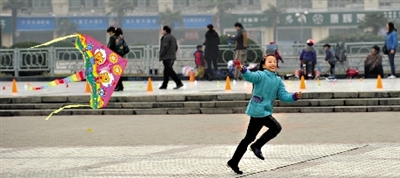 昨日,省會(huì)天氣晴好,春意盎然。上午,在綠城廣場(chǎng),一個(gè)小女孩在快樂(lè)地放風(fēng)箏。