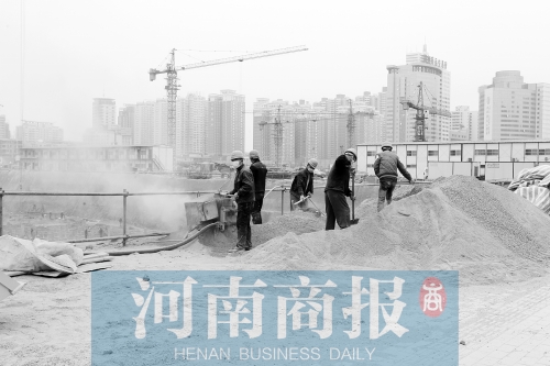 緯二路與東明路交叉口附近，一處工地上塵土飛揚(yáng) 記者 鄧萬(wàn)里/攝