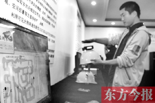 可見光通信技術應用展示會上，參觀者體驗新技術在采礦工具上的應用