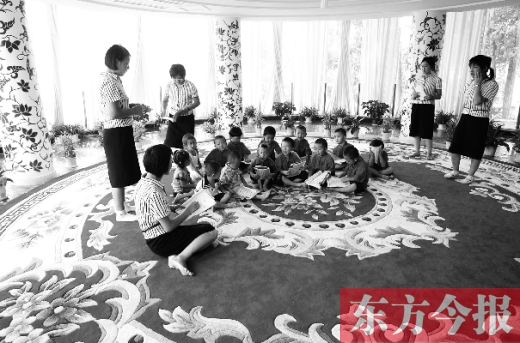 鄭州一幼兒園里的孩子在老師的帶領(lǐng)下讀《論語(yǔ)》。