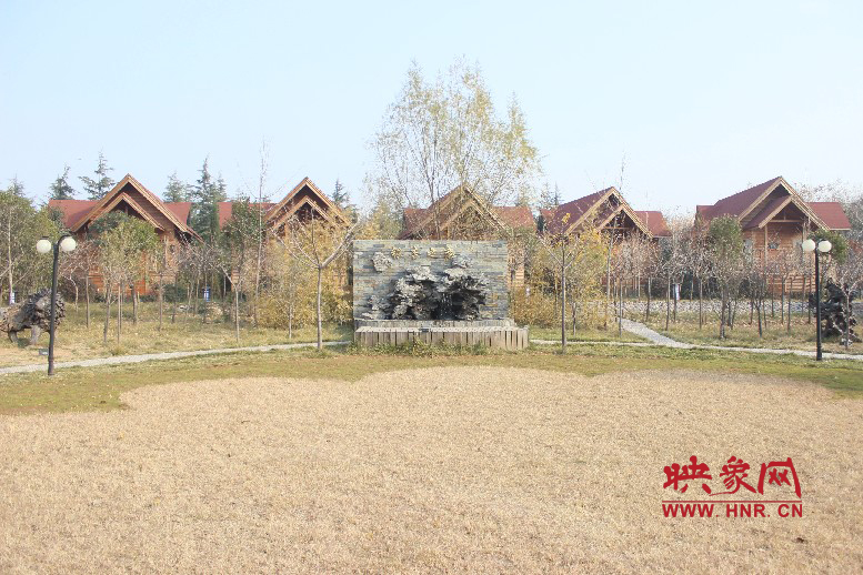 后面就是小別墅，前面是個廣場