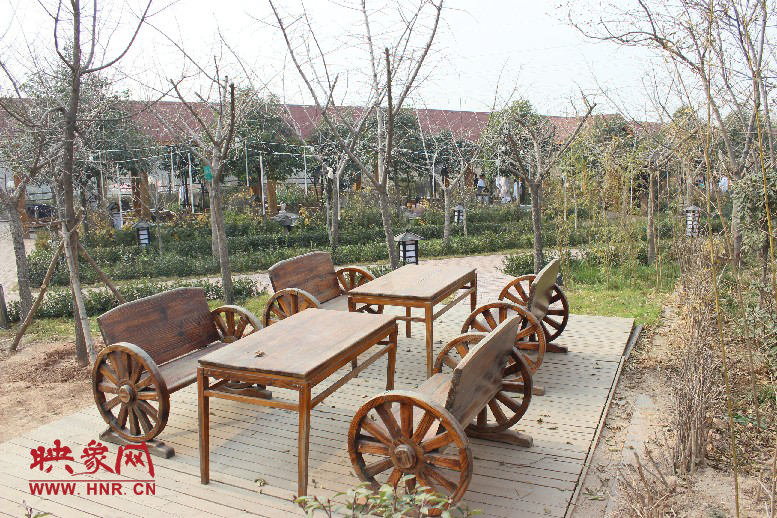 四五成群在這打牌，也是很有味道的一件事