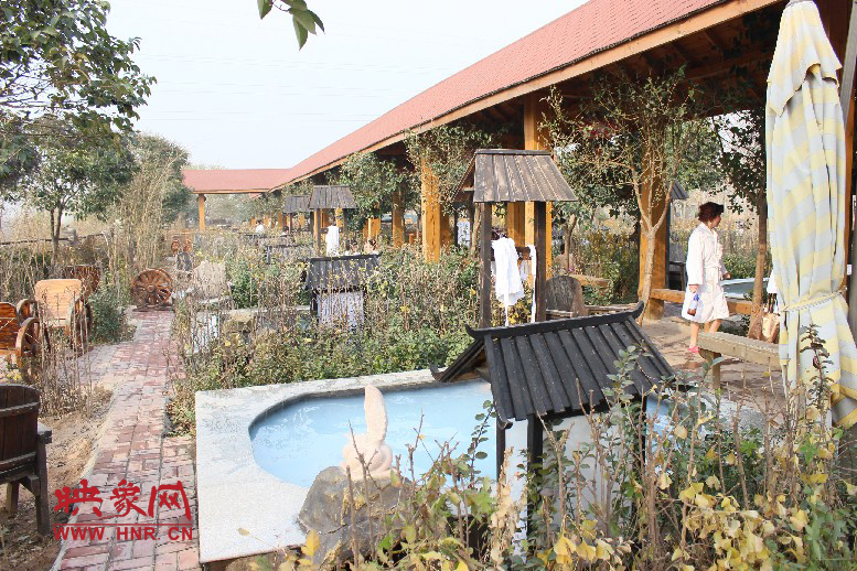 各種小溫泉池，溫度有高有低，每個池用料不同有各種功效