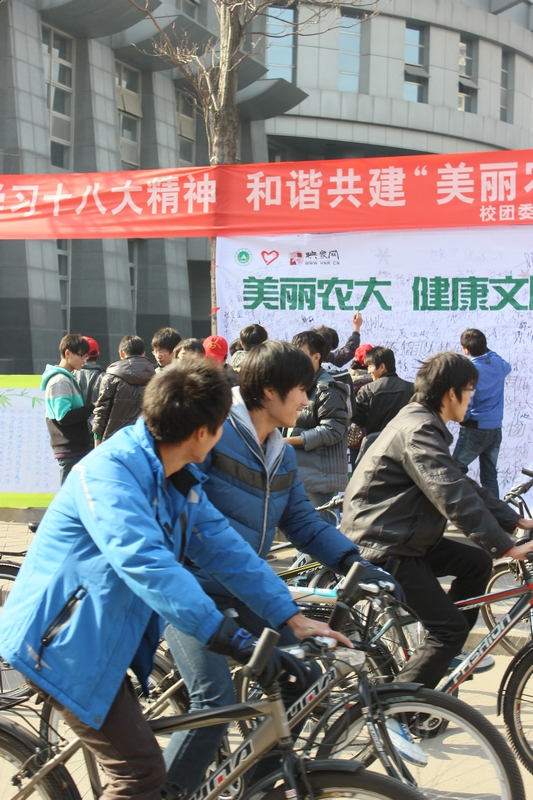 活動(dòng)現(xiàn)場(chǎng)人流涌動(dòng)，過路人群駐足觀看