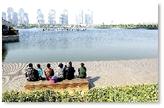 昨天中午，如意湖畔，在這樣的天氣曬太陽(yáng)是一種享受。 記者 馬健 圖