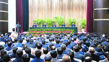 昨日，全市領(lǐng)導干部大會在渝州賓館舉行。 重慶日報圖
