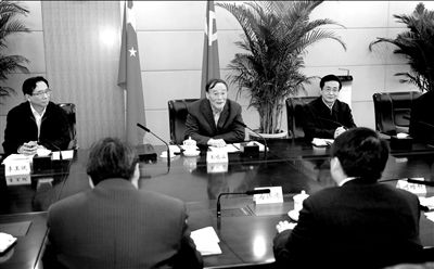 11月30日，中共中央政治局常委、中央紀(jì)委書(shū)記王岐山在北京主持召開(kāi)座談會(huì)，聽(tīng)取專(zhuān)家學(xué)者對(duì)黨風(fēng)廉政建設(shè)和反腐敗工作的意見(jiàn)和建議。新華社發(fā)