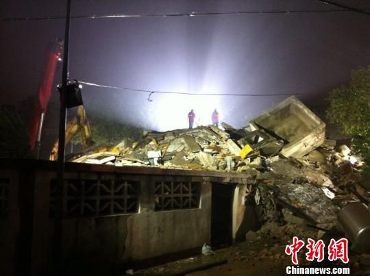 六層民房倒塌現(xiàn)場(chǎng)。何蔣勇　攝